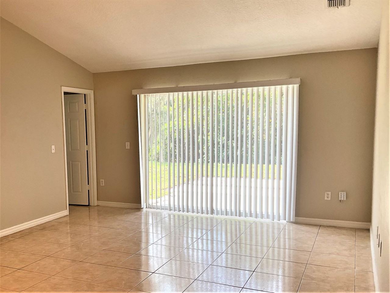 10729 Leader Ln - Photo 3 of 10