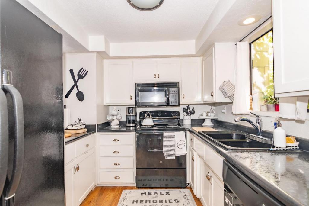 1309 Maple Leaf Ct - Photo 2 of 50