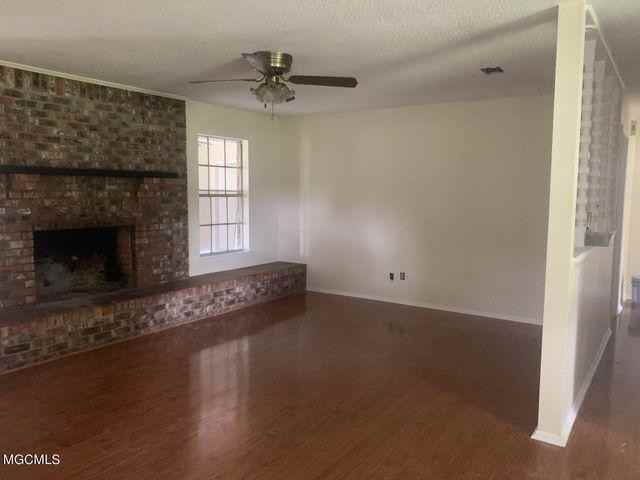 14221 Suburban Dr - Photo 3 of 6