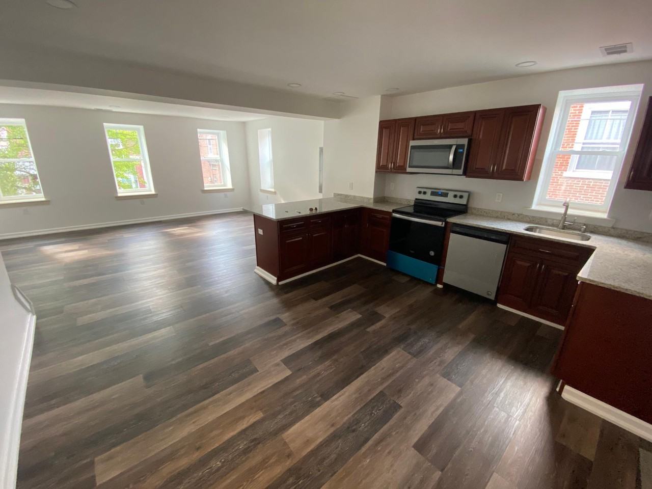 621 N Front St #2 - Photo 3 of 12