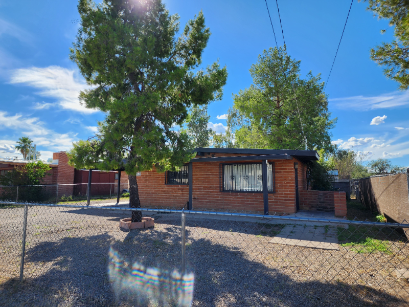 1635 N Arcadia Ave - Photo 2 of 14