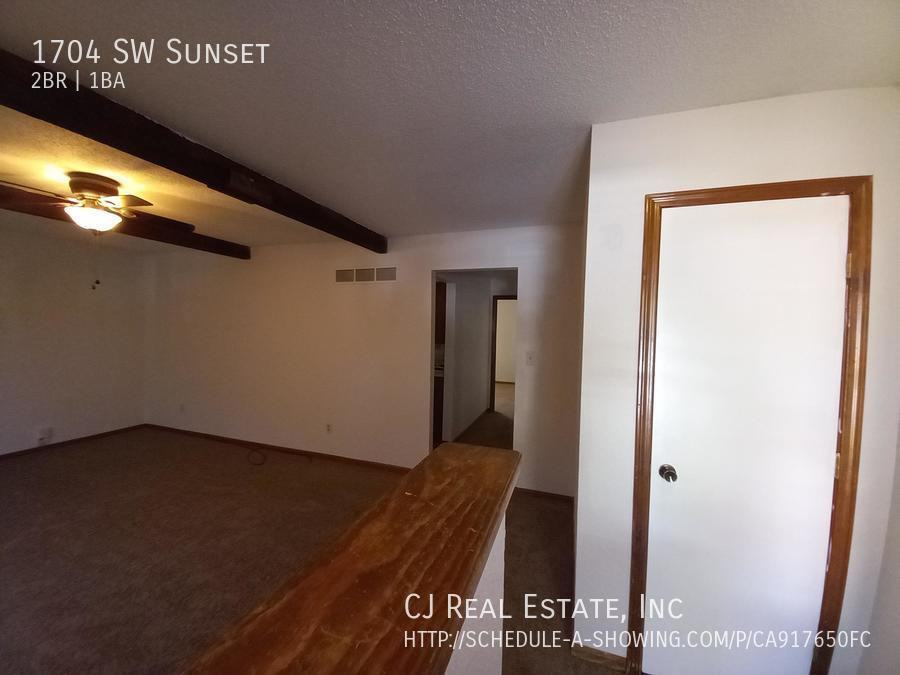 1704 Sw Sunset St - Photo 2 of 10