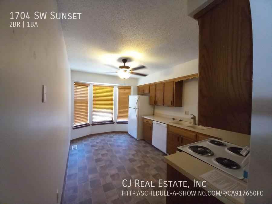 1704 Sw Sunset St - Photo 3 of 10