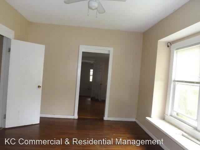 323 N Oakley Ave - Photo 2 of 9