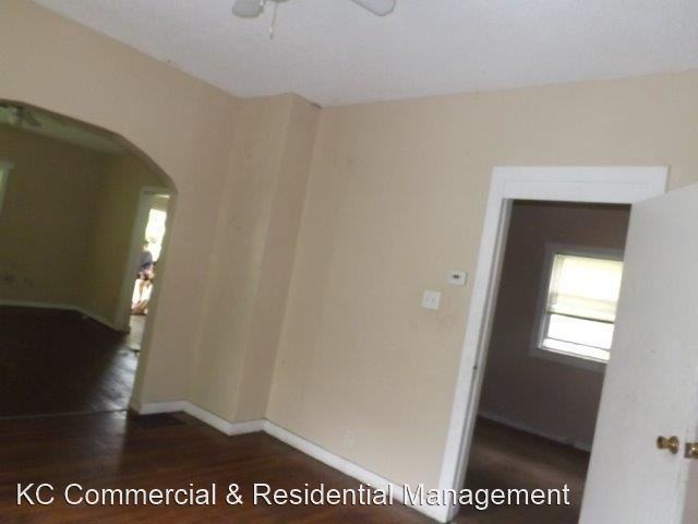 323 N Oakley Ave - Photo 3 of 9