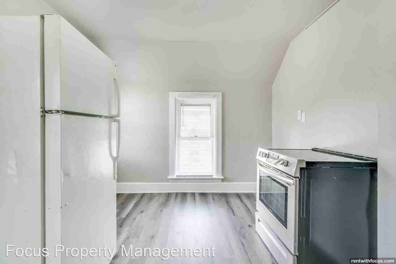 218 E. 8th St. - Photo 2 of 16