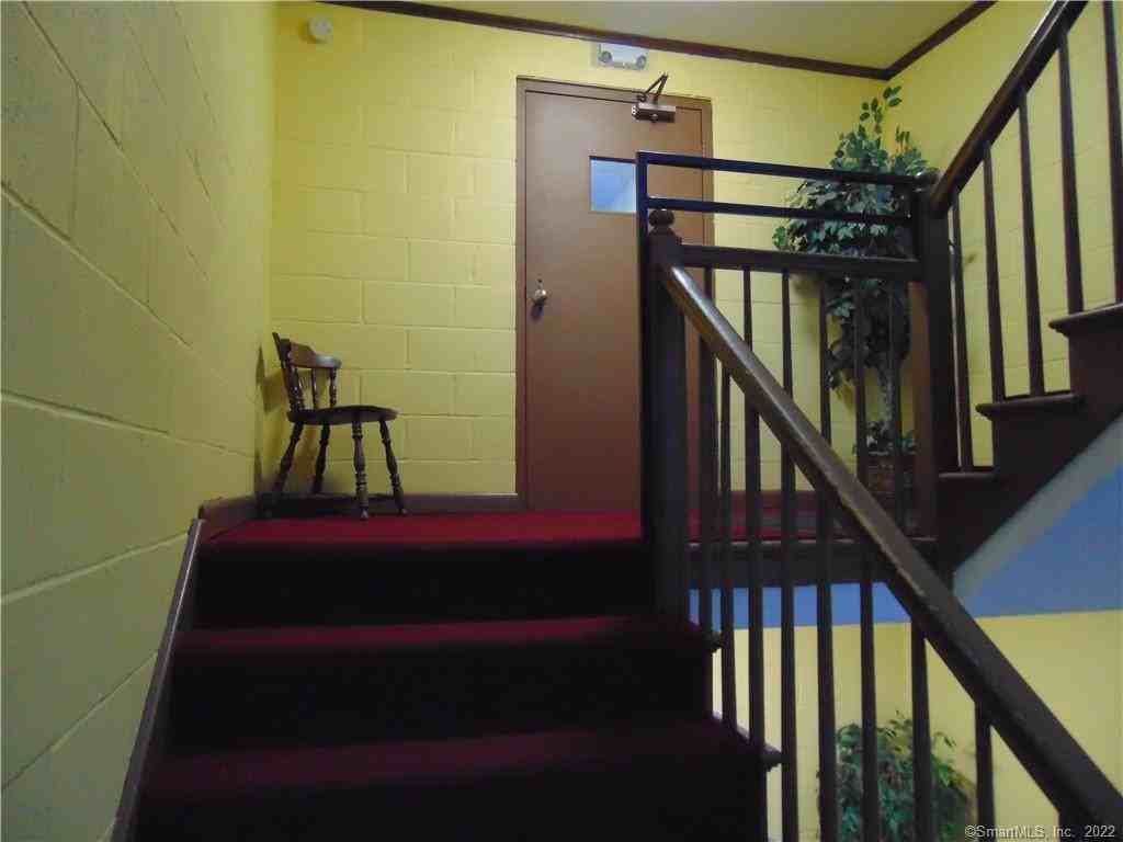 87 Meadow St - Photo 3 of 11