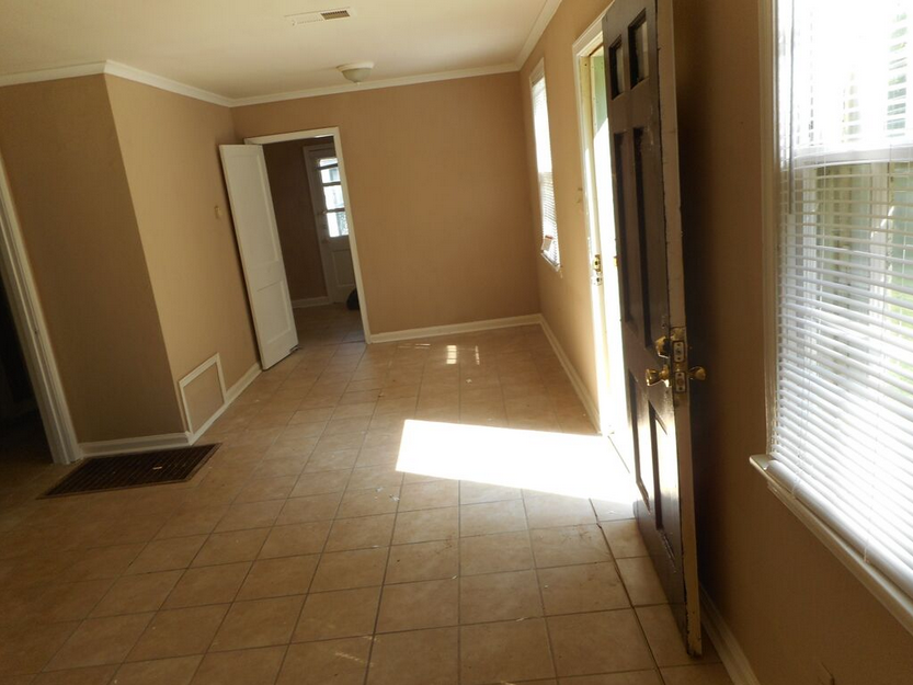 3123 Kingston St - Photo 3 of 5