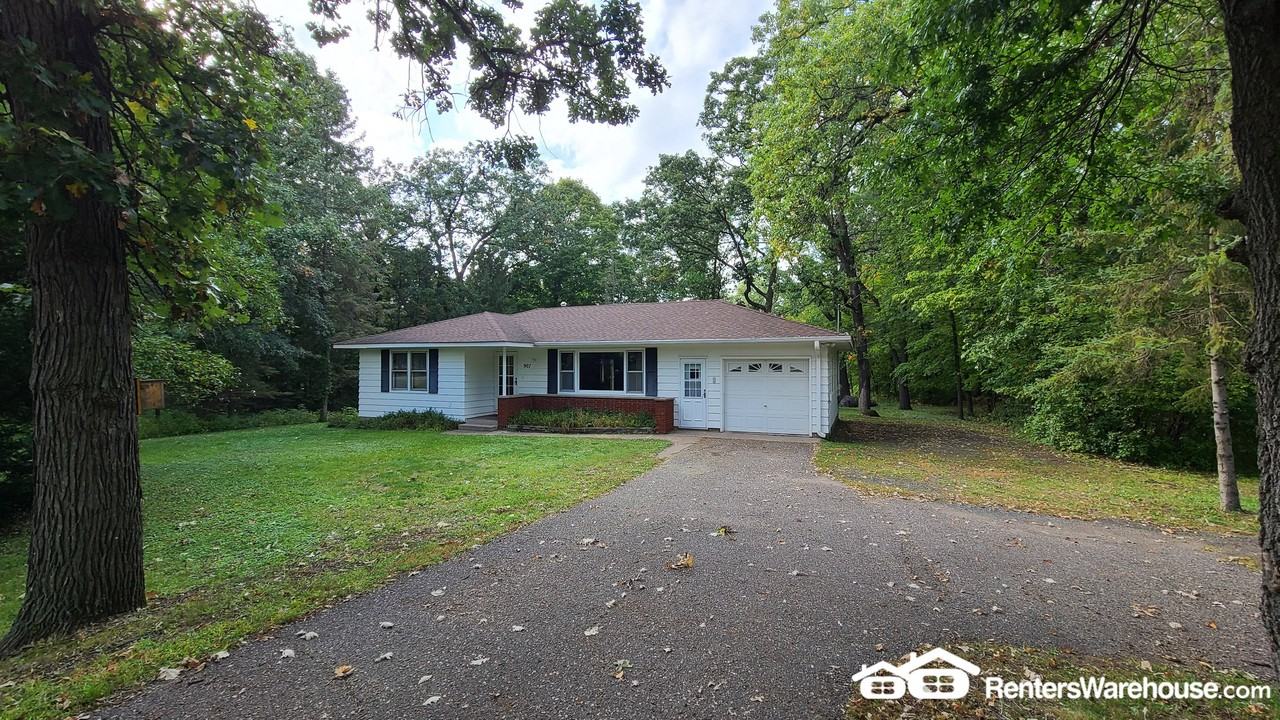 907 N Cascade St - Photo 2 of 10