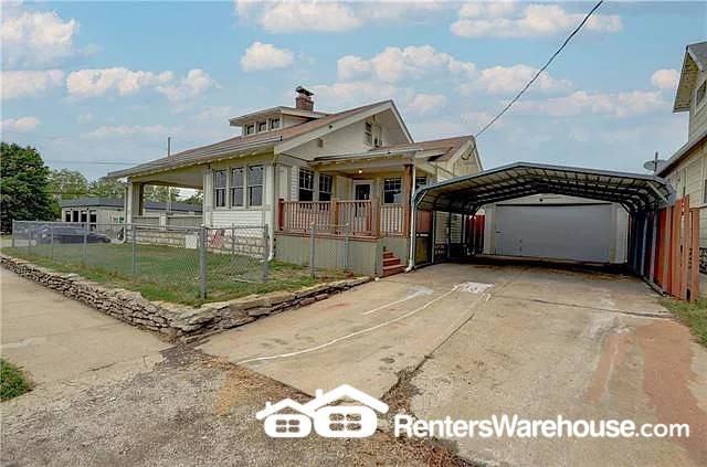 330 S Kansas Ave - Photo 3 of 10