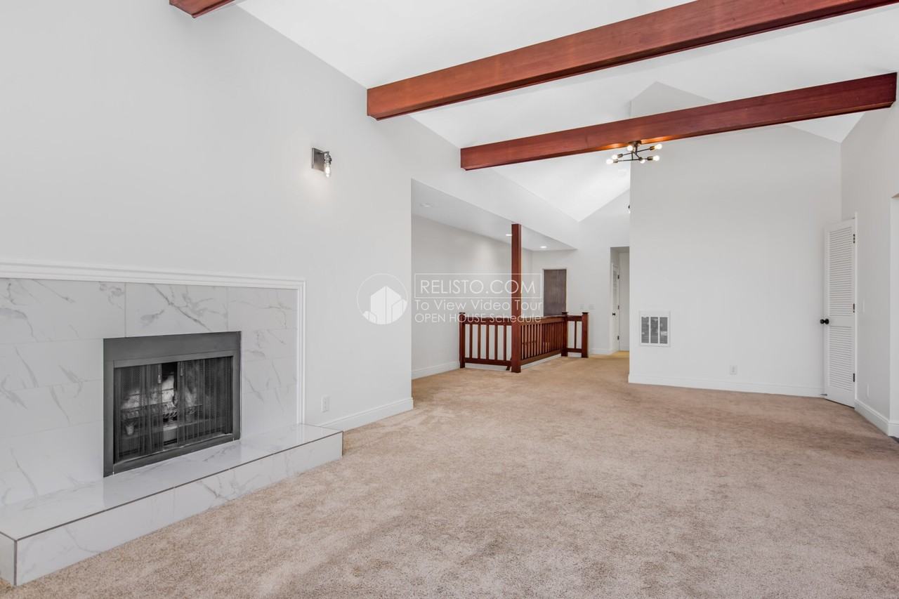 1034 Oak St - Photo 4 of 23