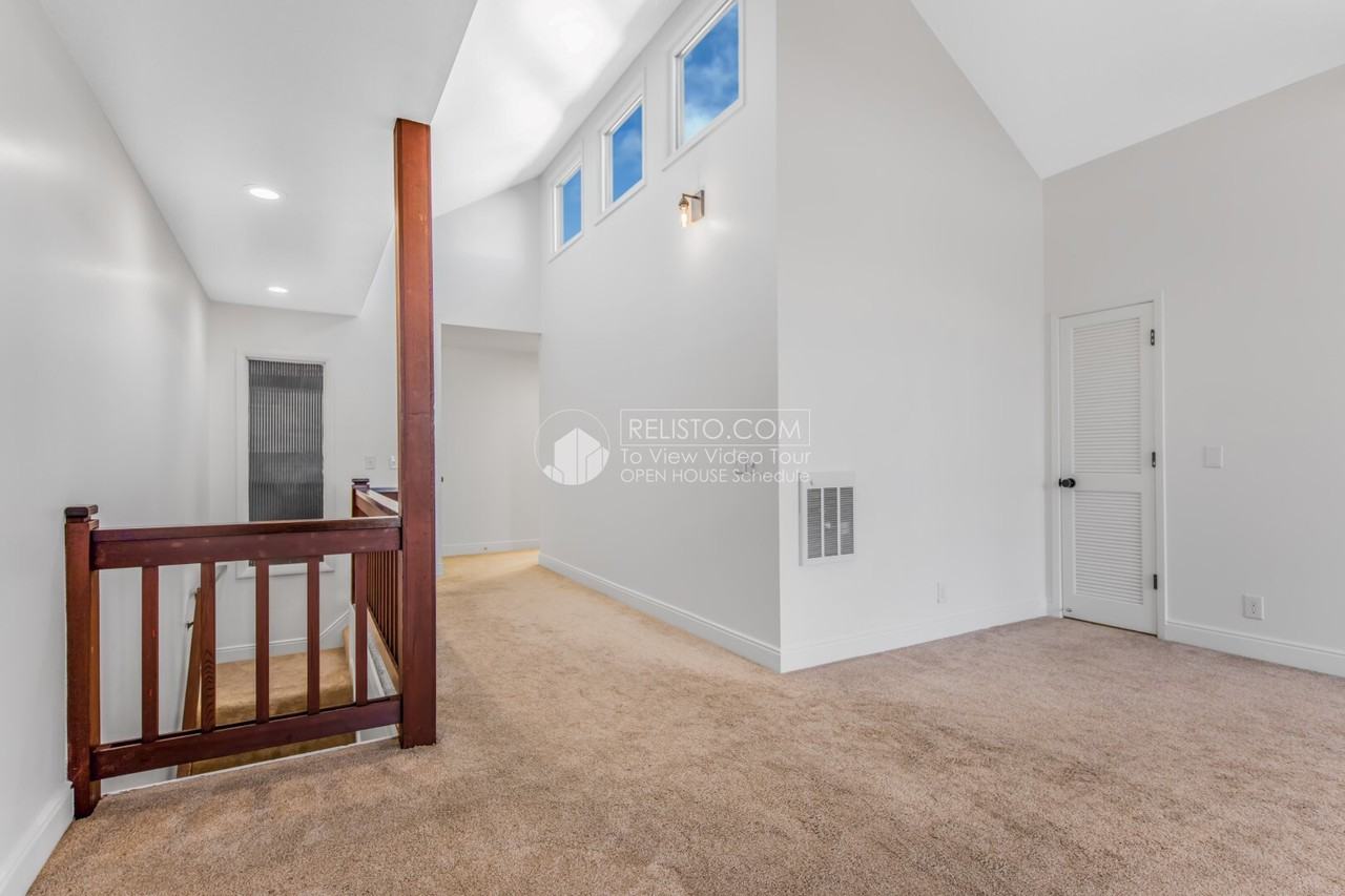 1034 Oak St - Photo 6 of 23