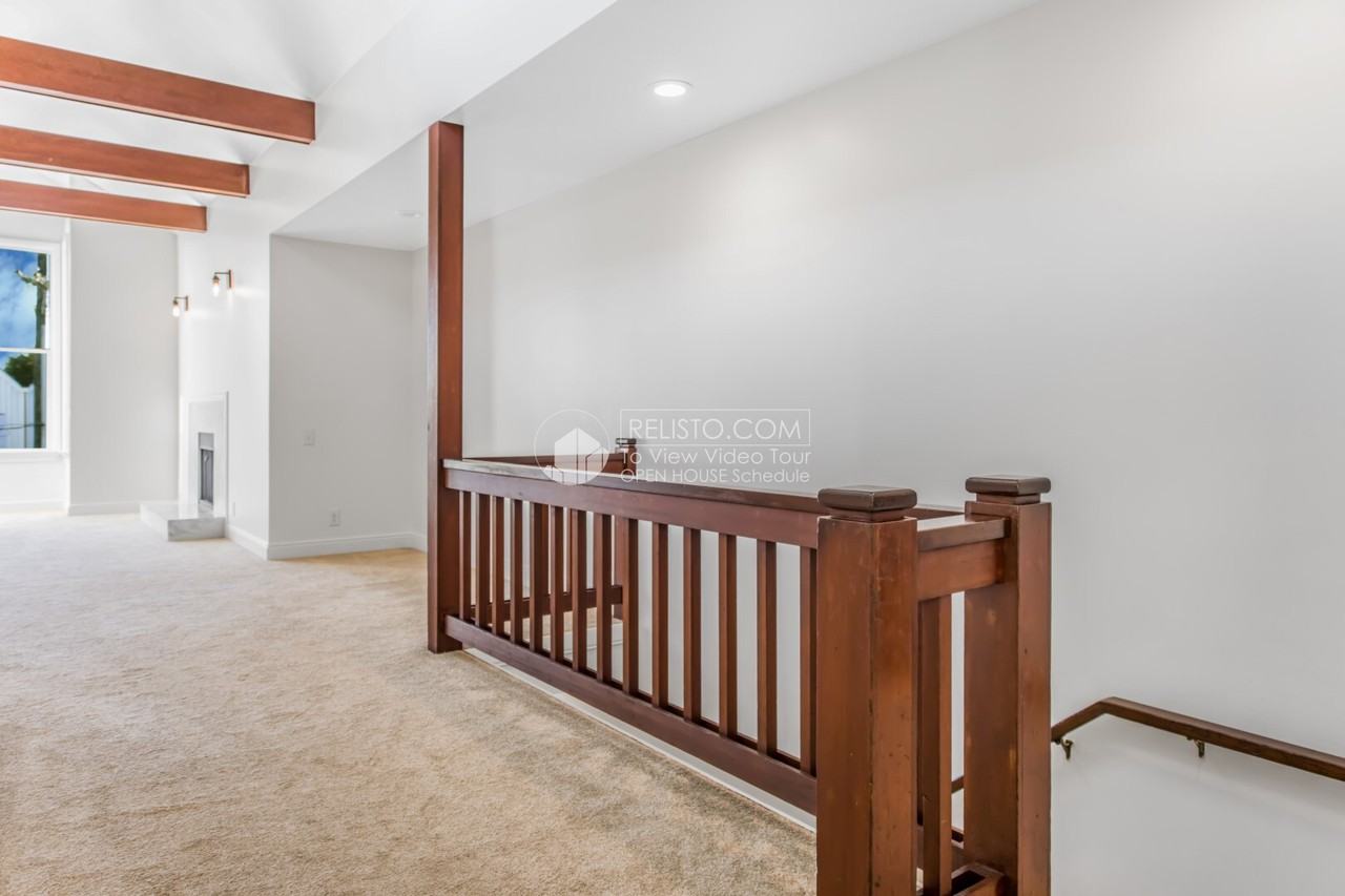 1034 Oak St - Photo 5 of 23