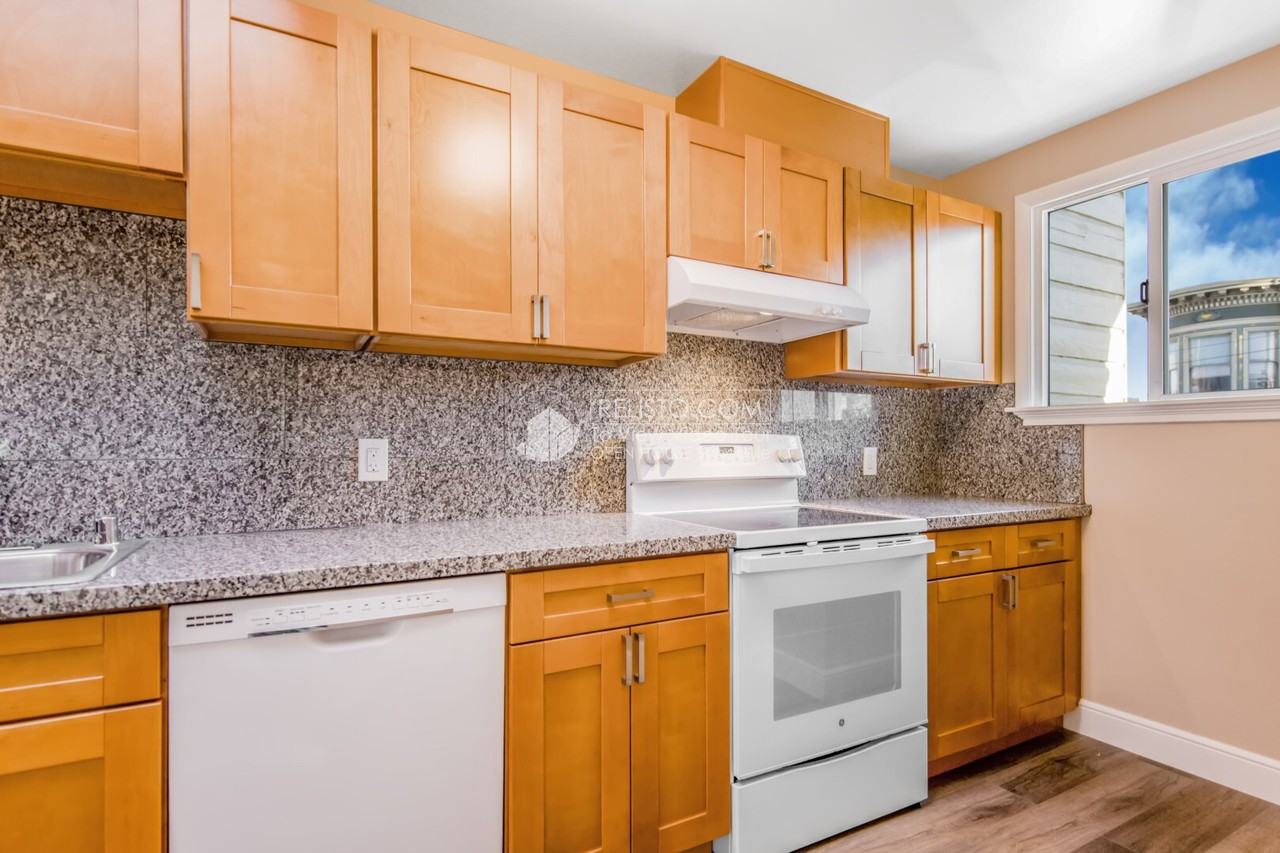 1034 Oak St - Photo 7 of 23