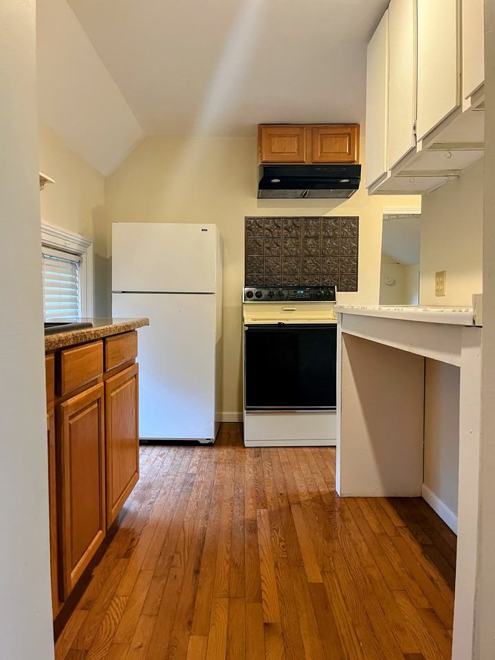 470 Vanduzee St - Photo 2 of 7