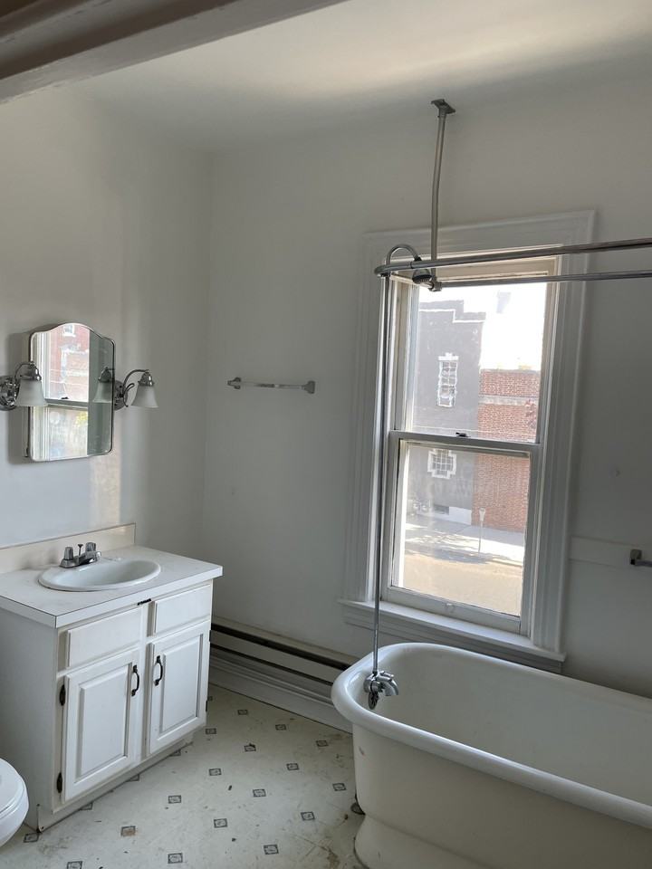 117 Baltimore St 2nd Fl #2nd Fl - Photo 3 of 8