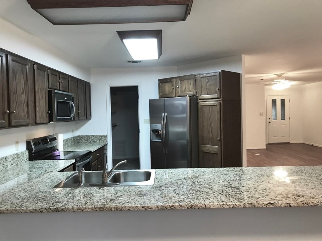 1003 Henrietta St - Photo 5 of 14