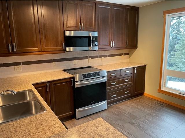 138 Nahanni Dr - Photo 2 of 12