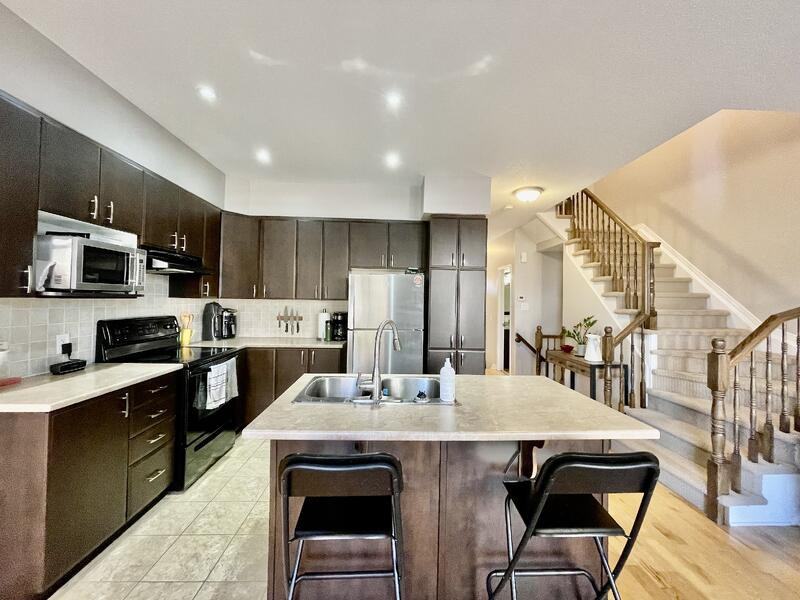 272 Eye Bright Cres - Photo 3 of 13