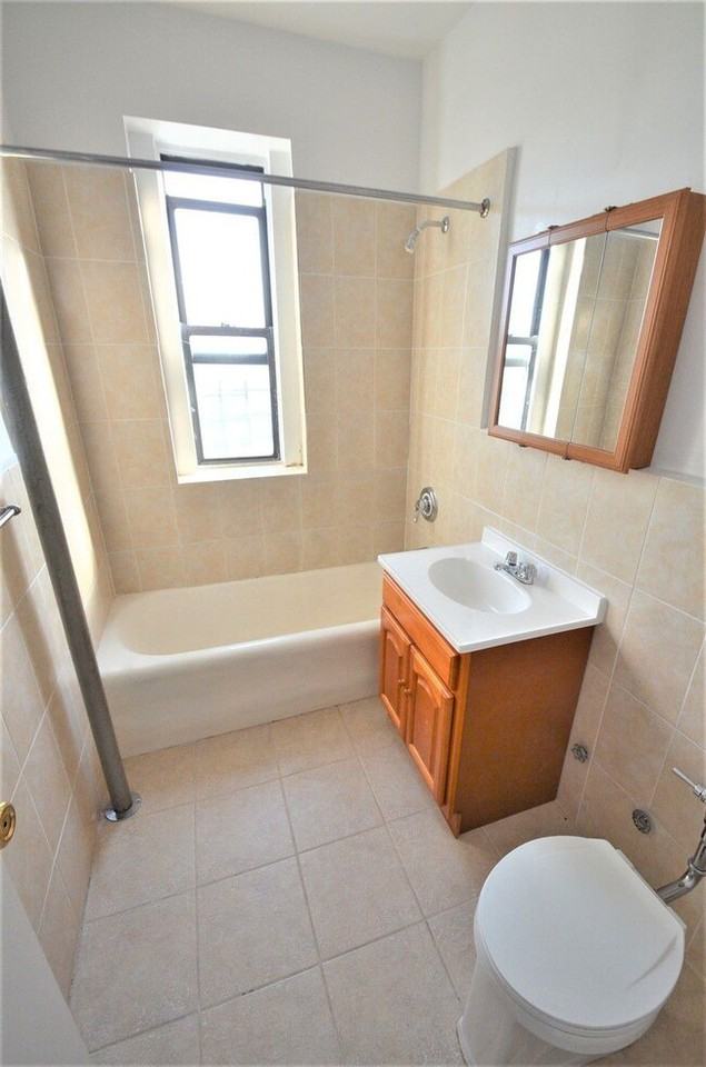 2120 Tiebout Ave #E4