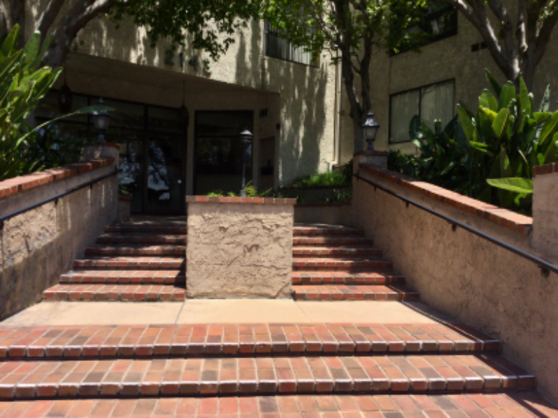 2143 Montrose Ave #104