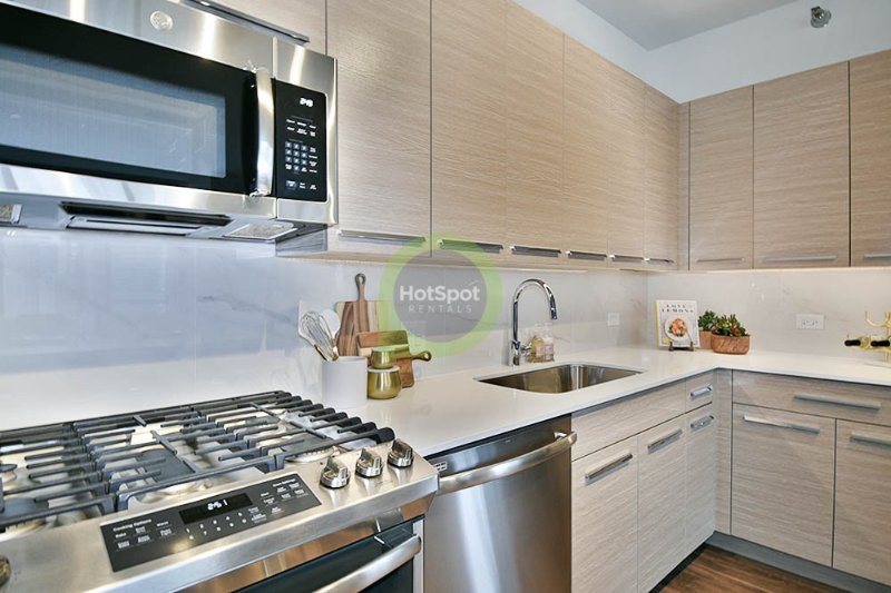 746 W Madison St - Photo 2 of 15