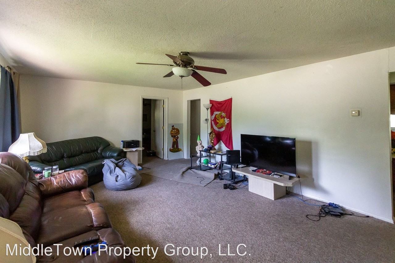 1901 N Maplewood Ave - Photo 2 of 9