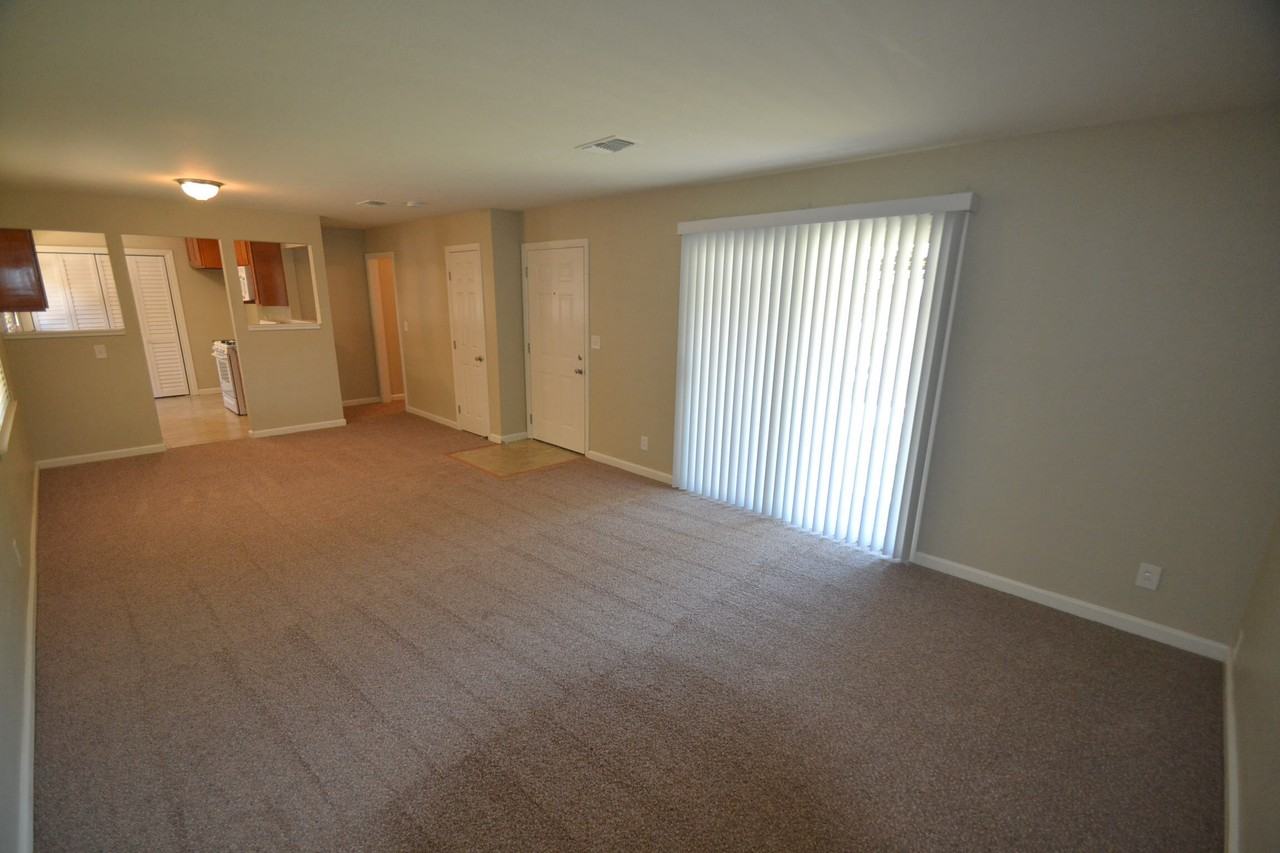 1390 Hopkins St - Photo 3 of 11