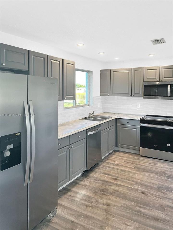 13601 Harrison St - Photo 3 of 8
