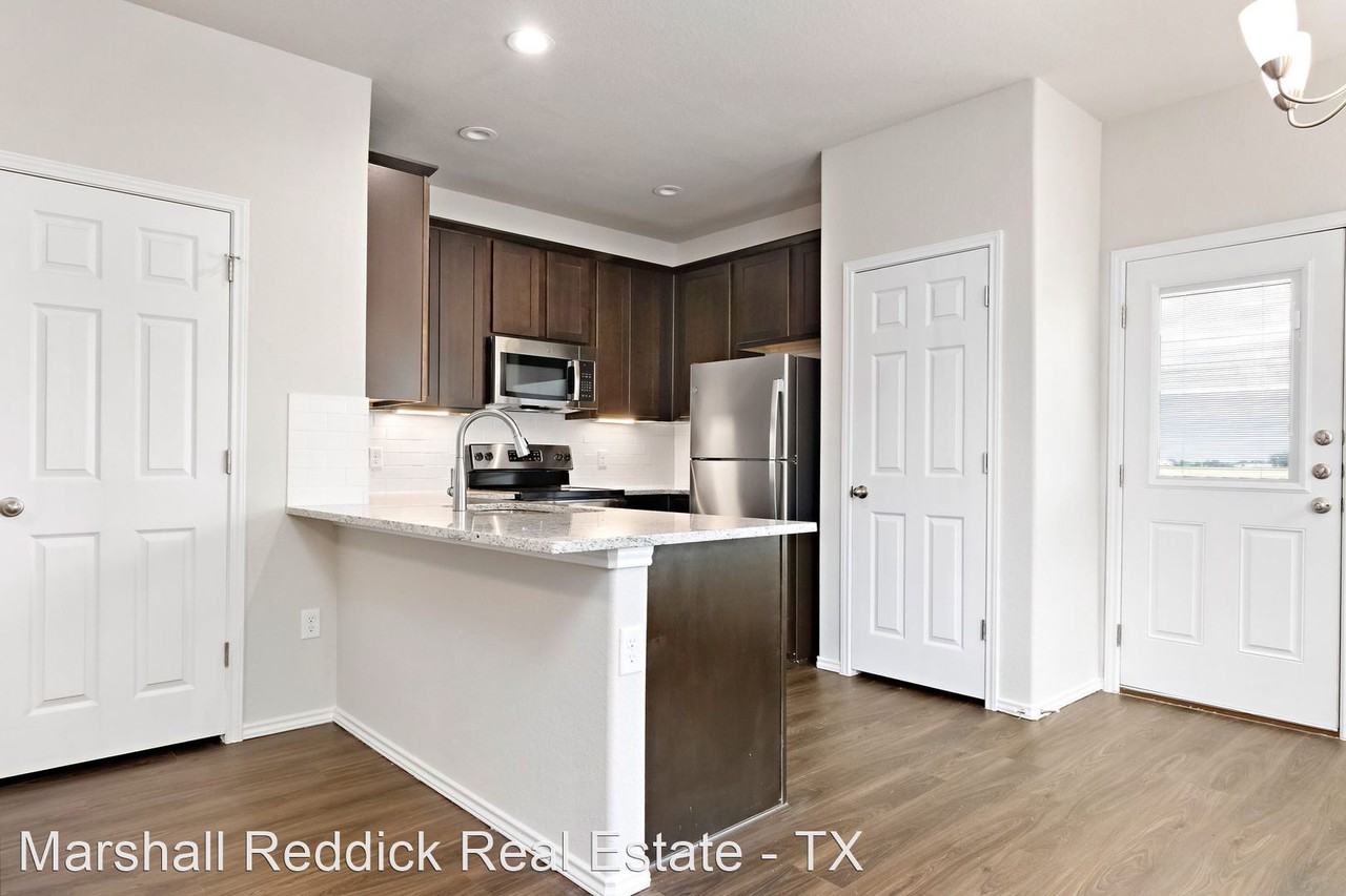 Luxury Townhome - Photo 3 of 15