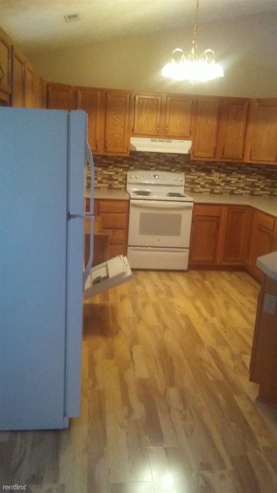 3264 Greentree Cir - Photo 3 of 3