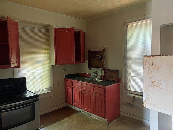 1161 Noble St - Photo 3 of 4