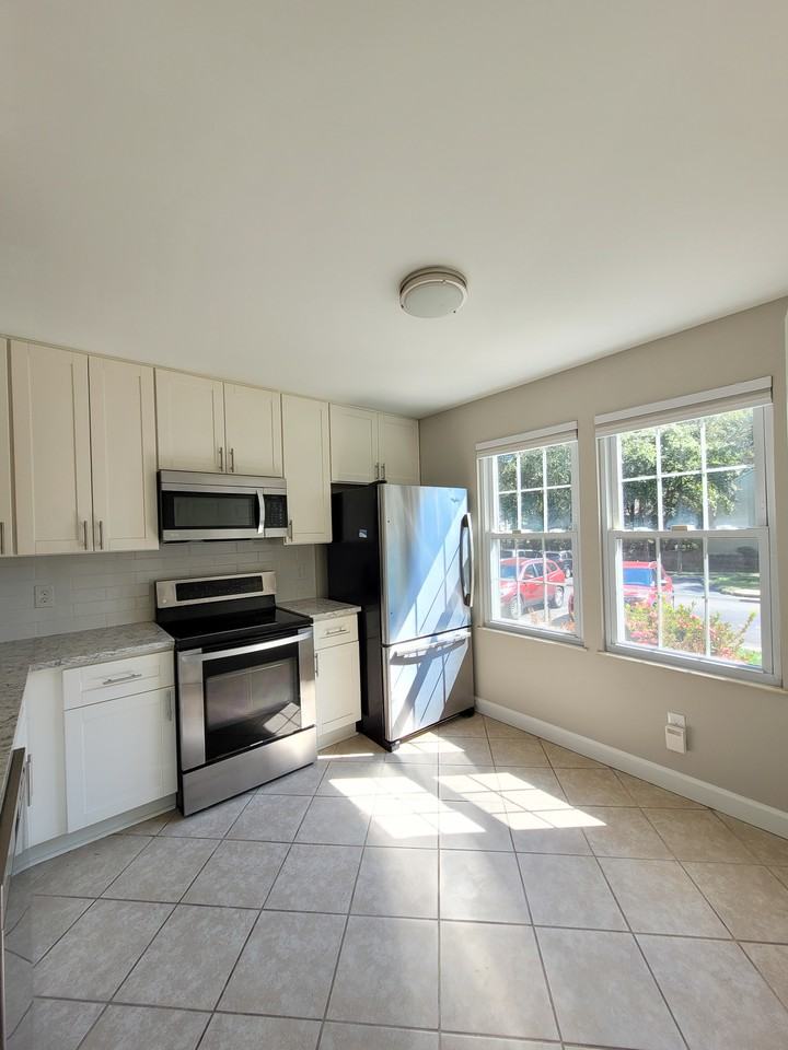 7831 Stephanie Ln - Photo 6 of 47