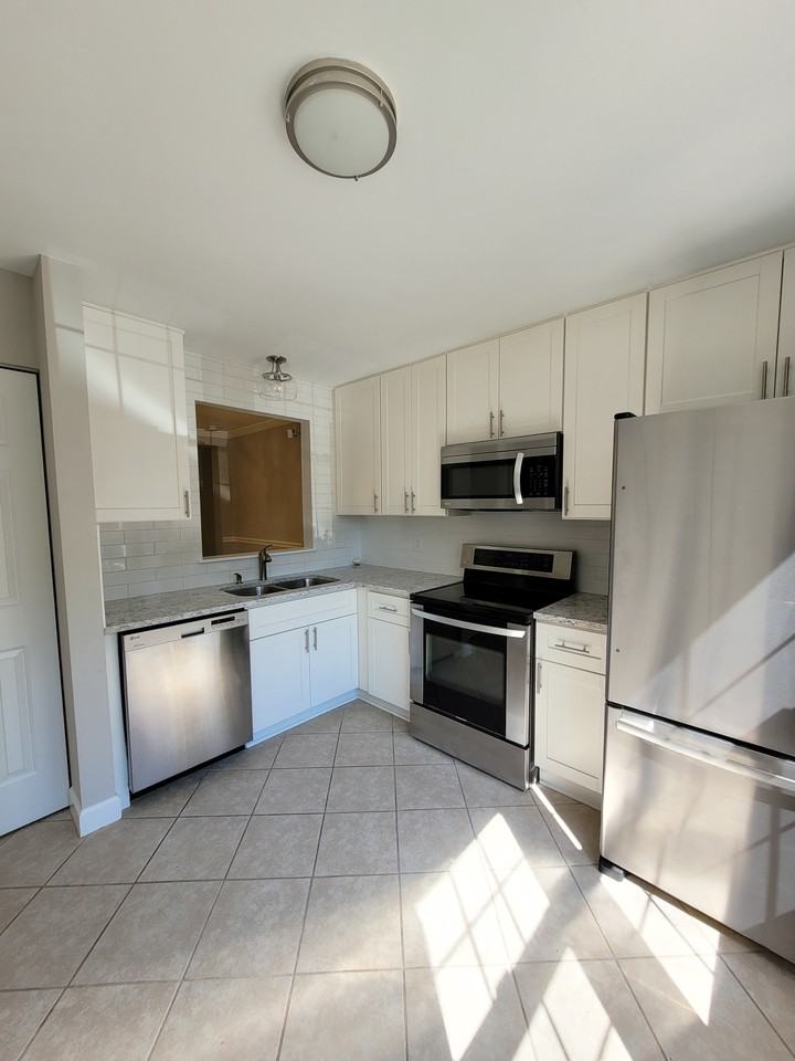 7831 Stephanie Ln - Photo 7 of 47