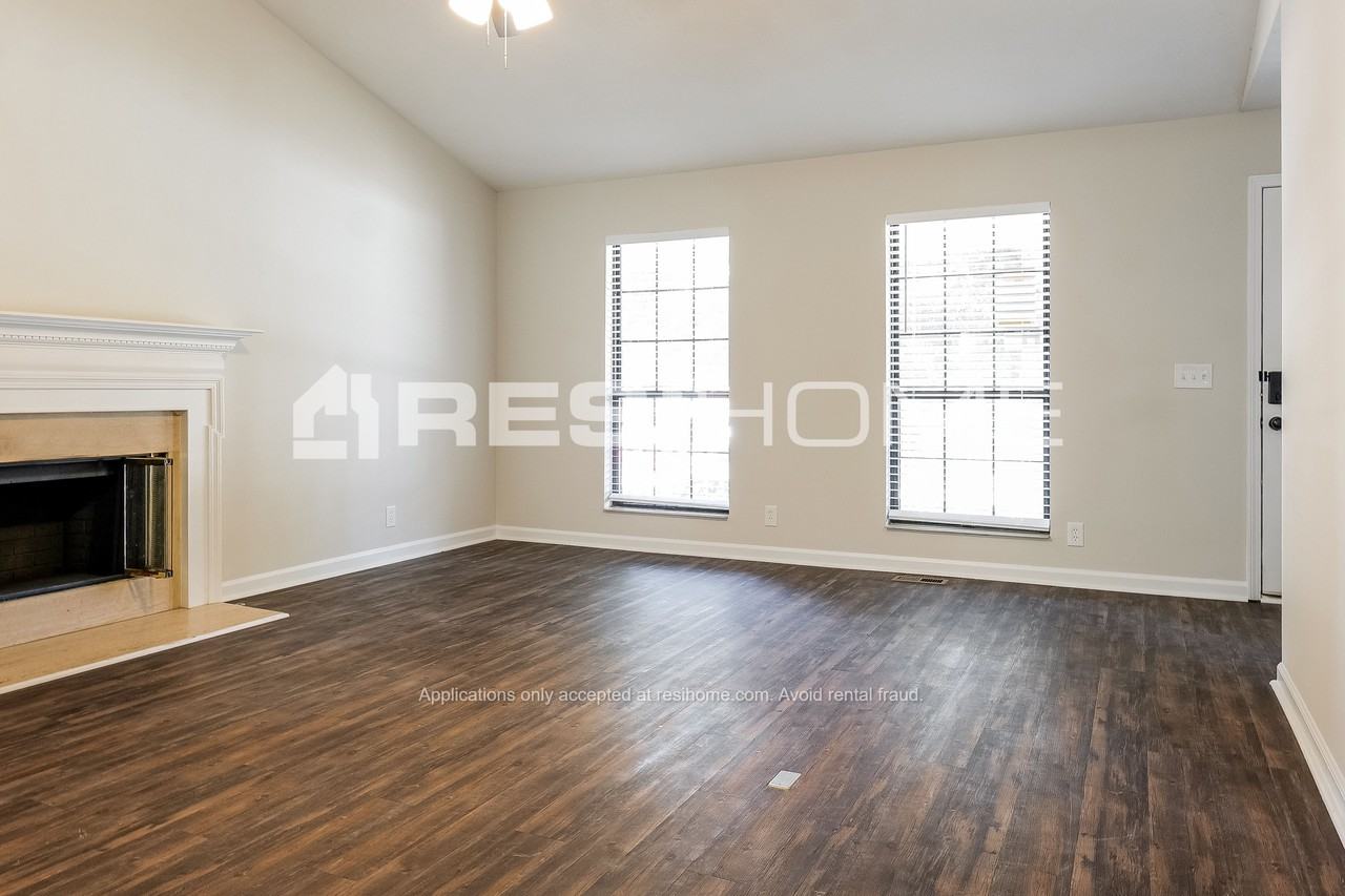 1108 Elkader Ct S - Photo 3 of 23