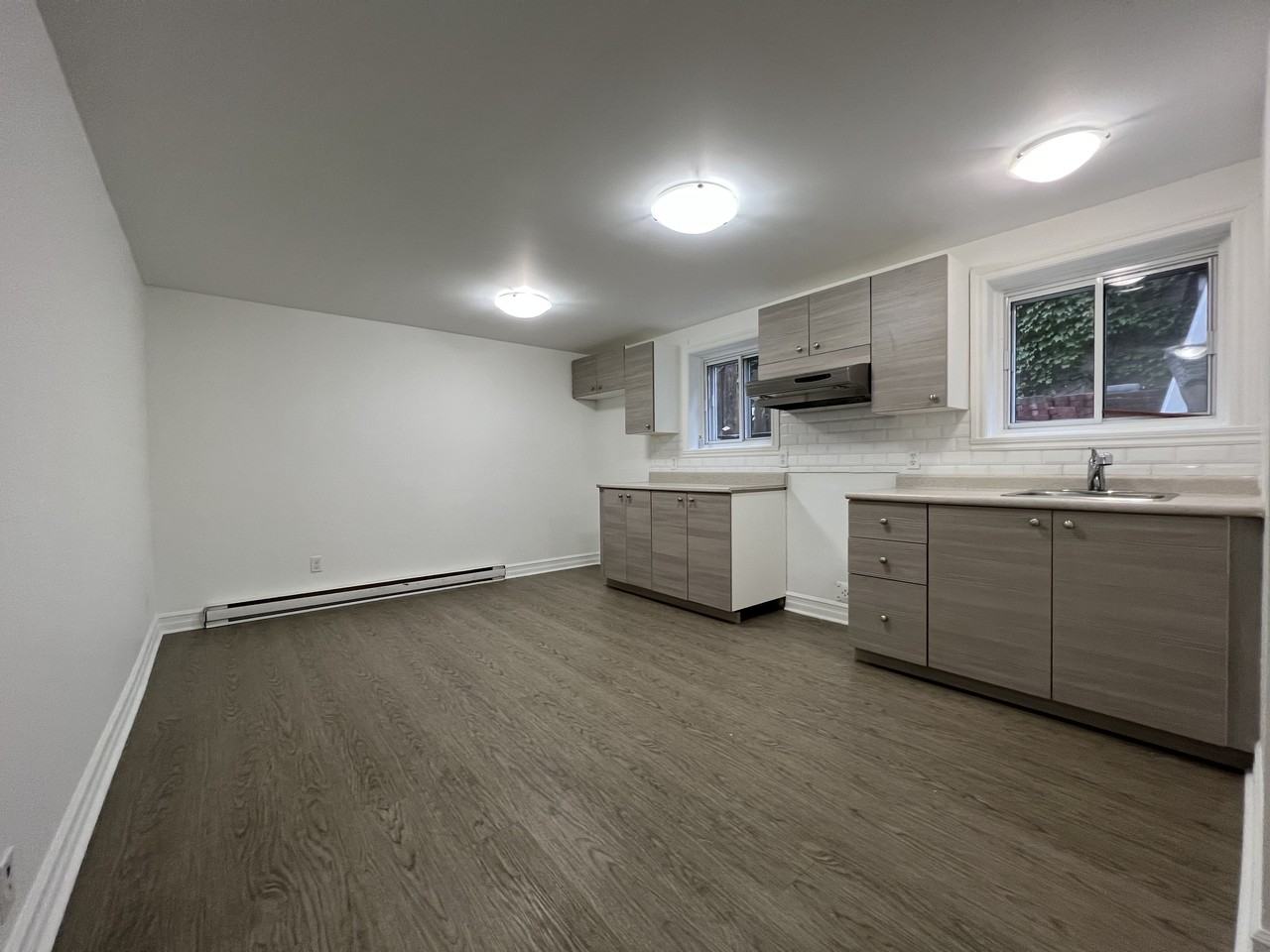 6010 Rue Alphonse, Brossard, QC J4Z 1C3 2 Bedroom Apartment for 900