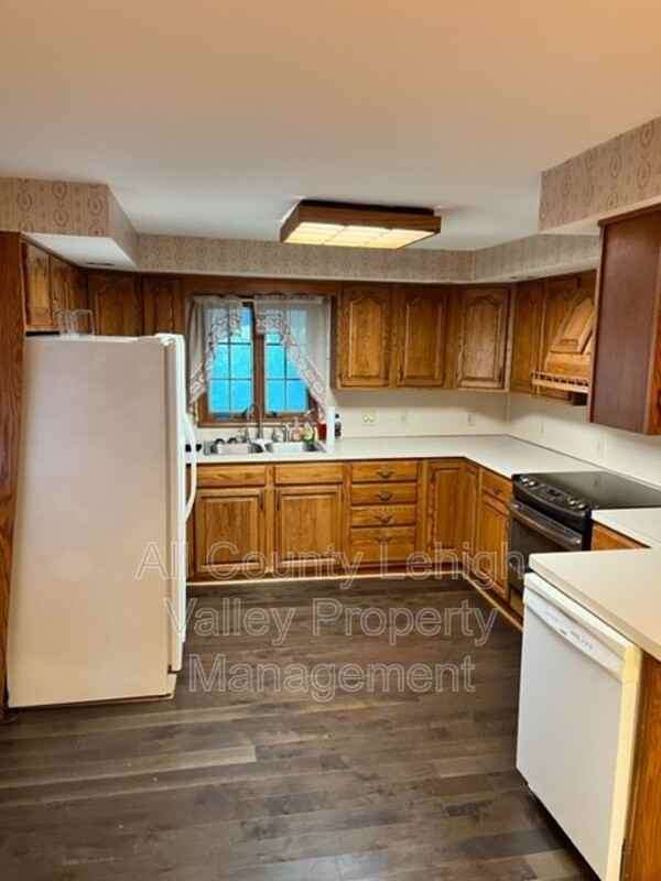 37 N Front St - Photo 3 of 10