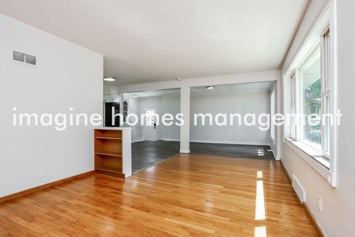 8418 Hampstead Dr - Photo 3 of 13