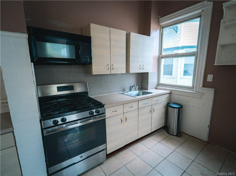 170 Hawthorne Ave - Photo 2 of 8