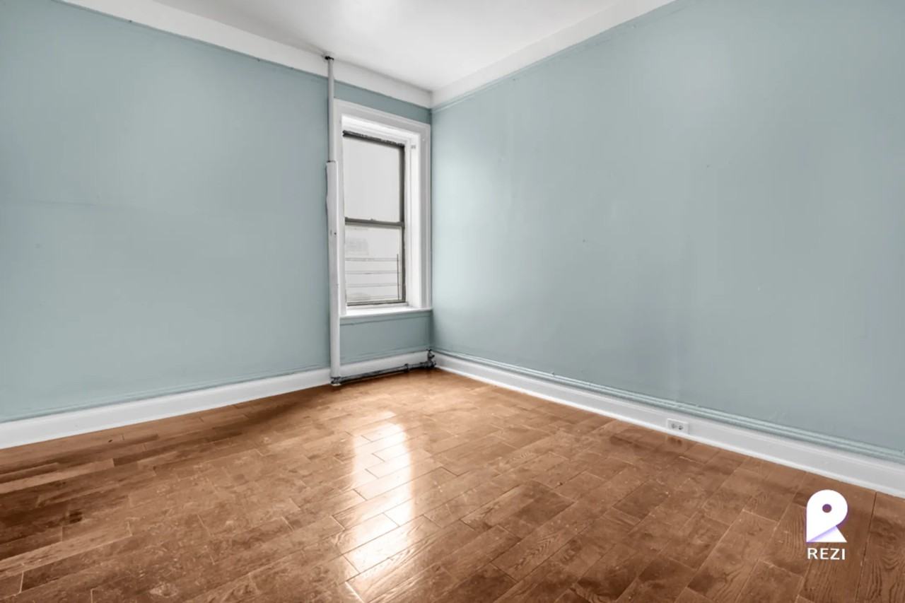 974 Anderson Ave - Photo 2 of 9