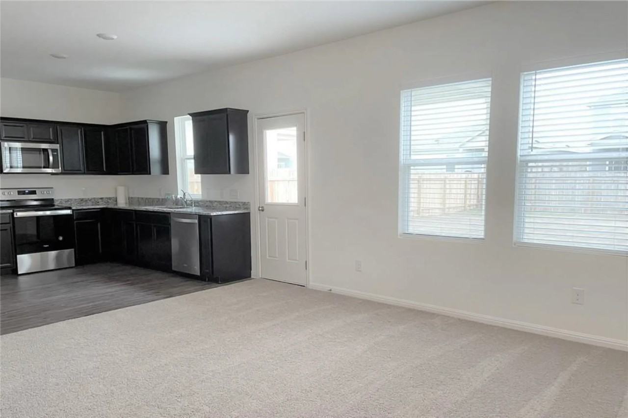 19308 Cloudy Bay Dr - Photo 2 of 7