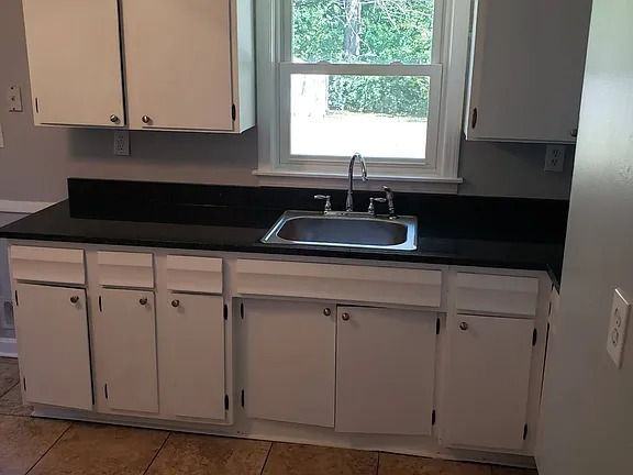 3215 Ellis Way - Photo 3 of 9