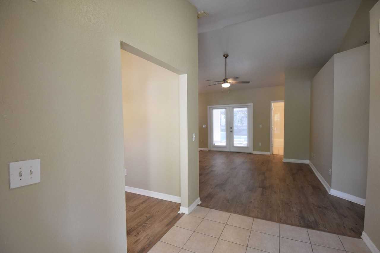 135 Secluded Oak Ct - Photo 3 of 14