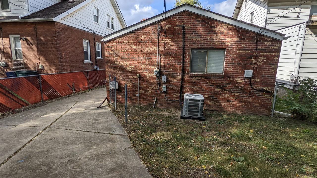 1269 Fort Park Blvd - Photo 6 of 8