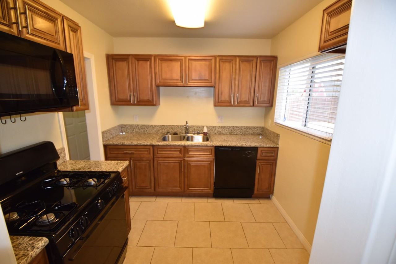 215 S Gaffney Ave - Photo 3 of 11
