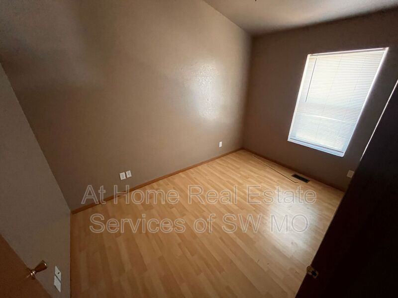 631 W Meadowview Dr #5 - Photo 3 of 7