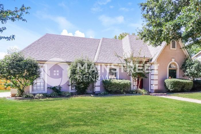 1261 Fox Trace Dr - Photo 3 of 16