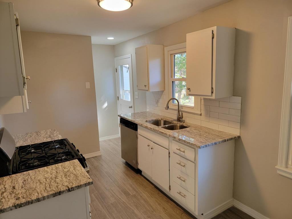 5105 Northeast 44th Street - Photo 3 of 12