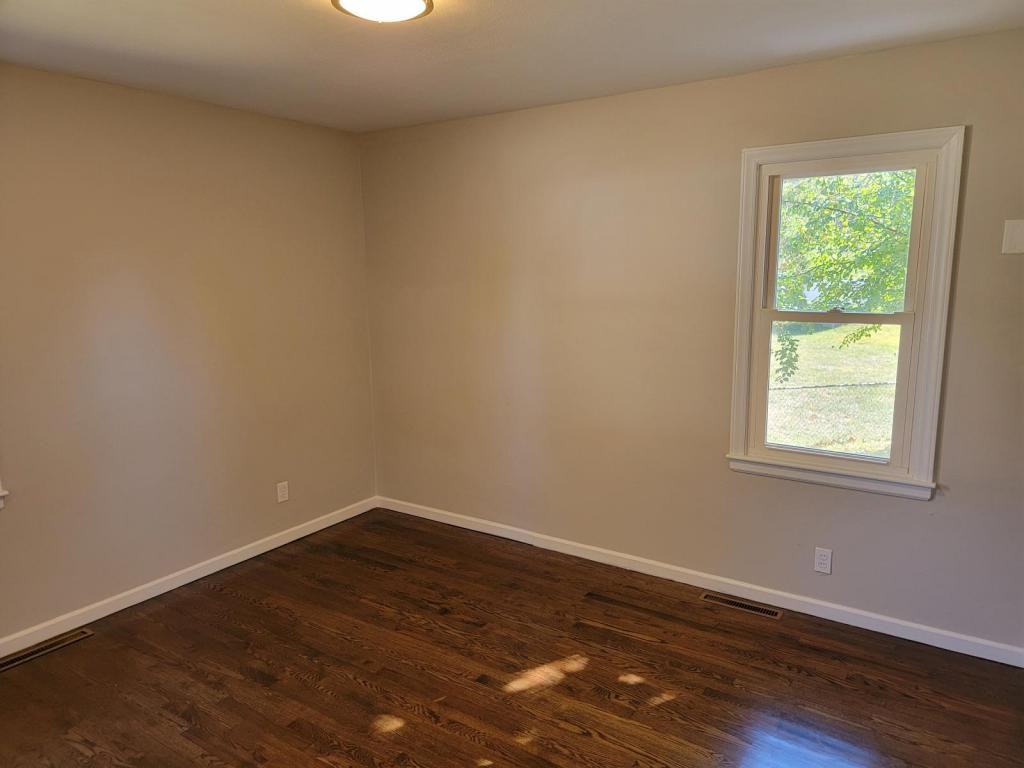 5105 Northeast 44th Street - Photo 5 of 12