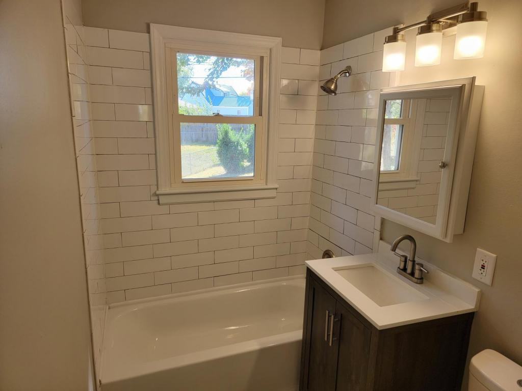 5105 Northeast 44th Street - Photo 6 of 12